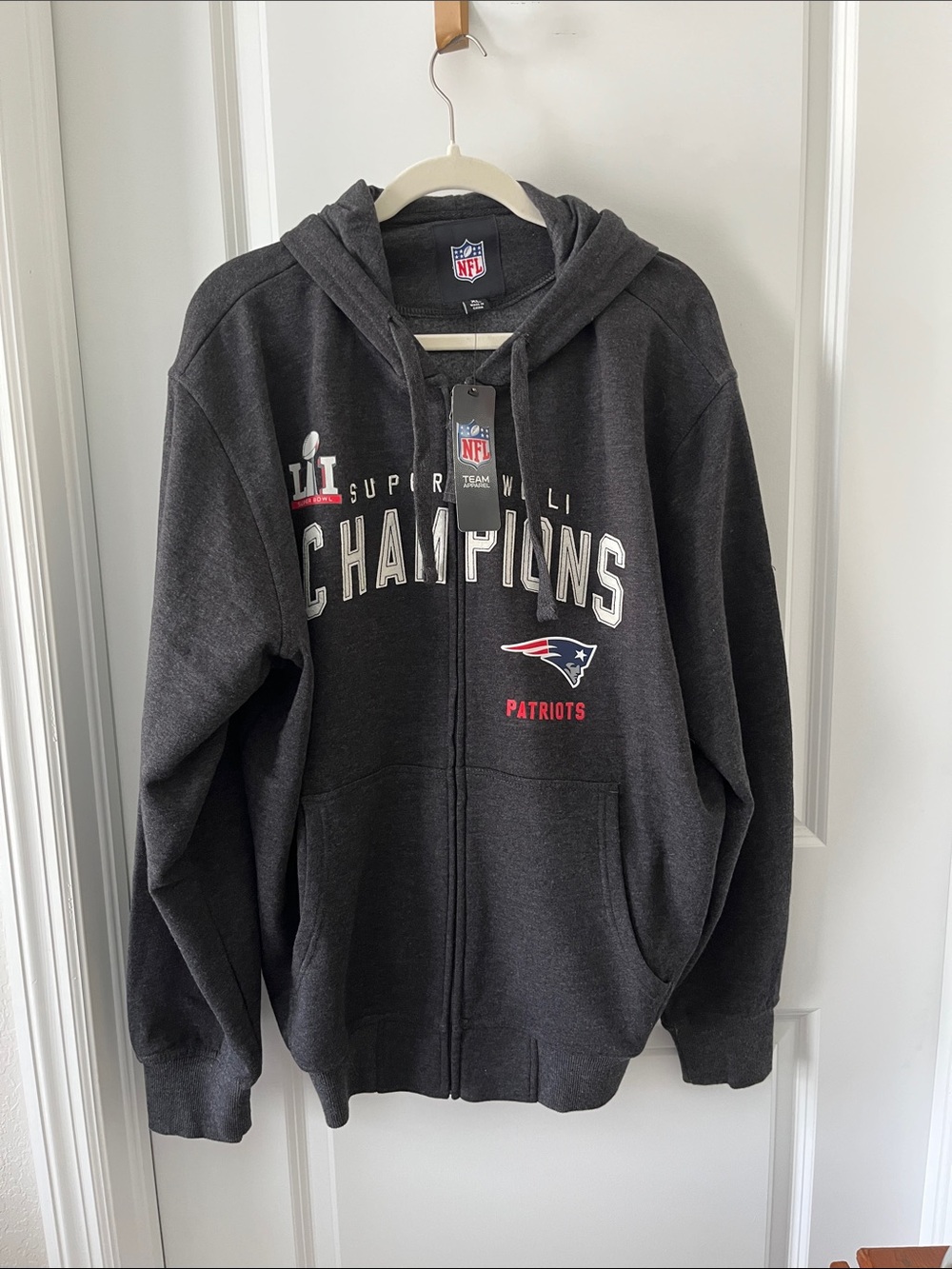 NFL New England Patriots  Super Bowl Champions Zip Hoodie NWT Hologram SZ XL